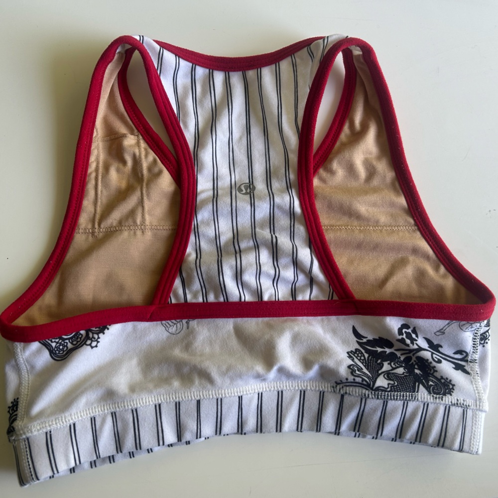 LULULEMON womens size 0/2
“Wet dry warm” bra top